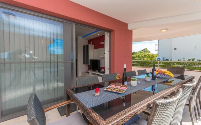 Beautiful Home in Zaton With Wifi and 6 Bedrooms