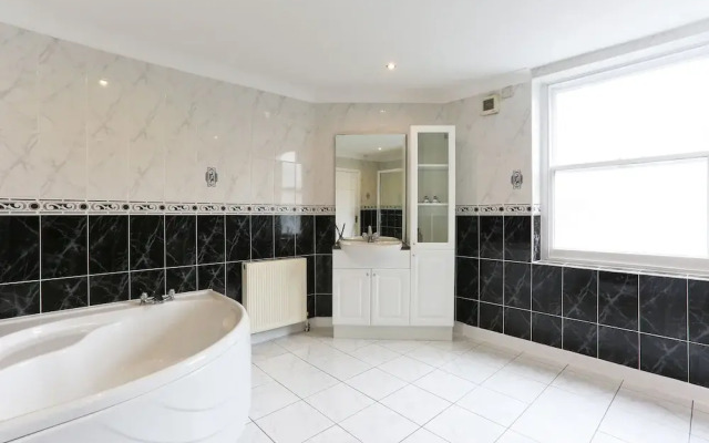 Platinum Apartments in Farringdon 9980