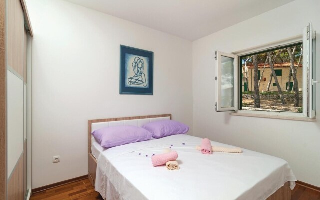 Beautiful Apartment in Sutivan With 2 Bedrooms and Wifi