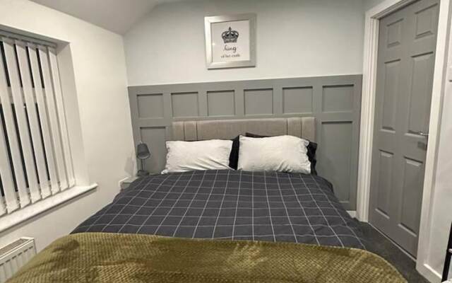 Immaculate 4-bed Detached House in Bootle