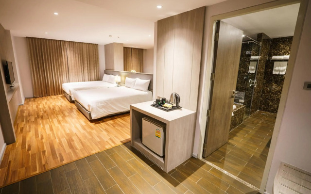 New Season Square Hotel