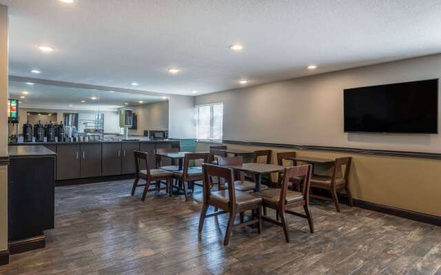 Travelodge by Wyndham Brooklyn Center