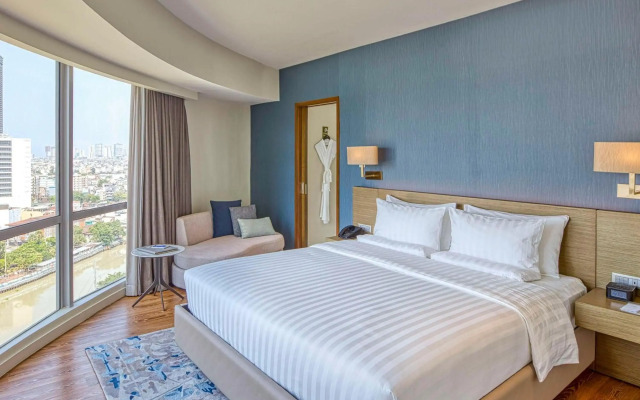Novotel Suites Manila at Acqua
