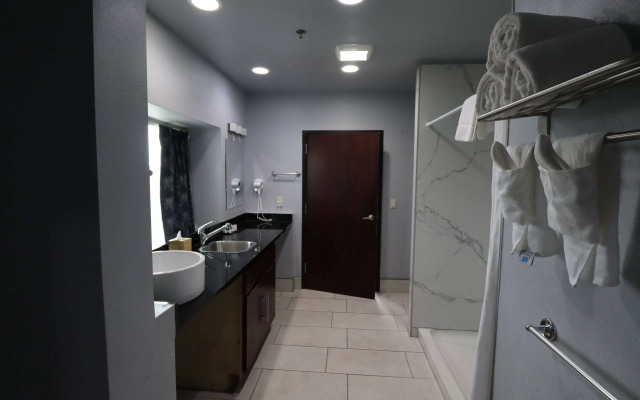 Days Inn & Suites by Wyndham Milwaukee