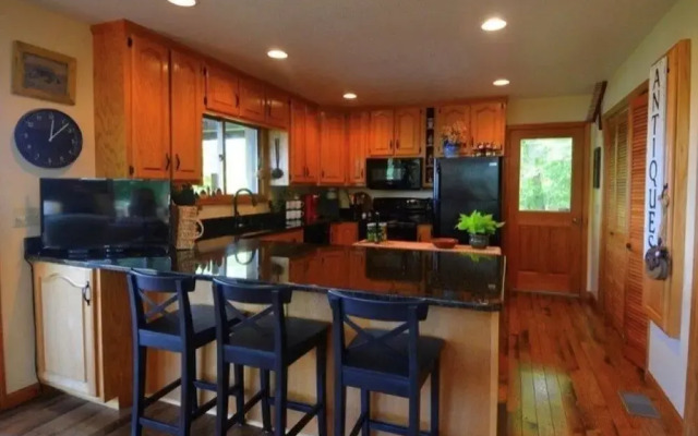 Bear's Mountaintop Views 3 Bedroom Chalet by RedAwning