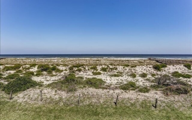 Oceanside Townhouse with Ocean View and Access to the Deck by RedAwning