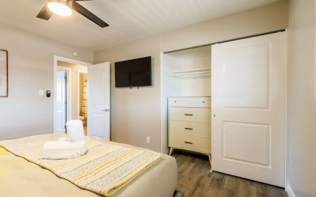 4BR Sleeps 8 Heated Pool Yard Games Bbq!