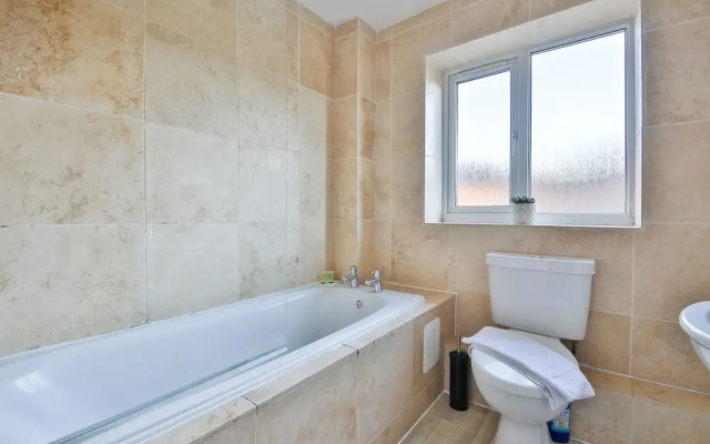 Bright & Airy 3-Bed with Parking