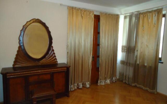 Egnate Ninoshvili Street N 34