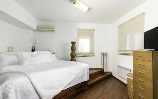 Villa on Island With Private Pool, Garde, Terrace, Parking