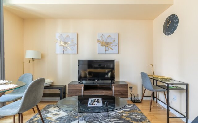 GLOBALSTAY. Maple Leaf Square