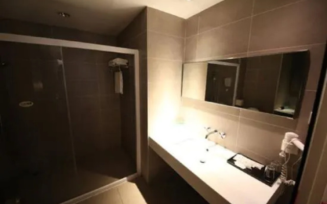 Mingyue Business Hotel(Huaqiang North subway station store)