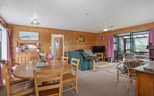 Roseville - Snells Beach Holiday Home