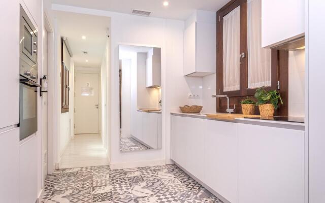 Stunning one-bedroom apartment near the Cathedral. Zacatin 201