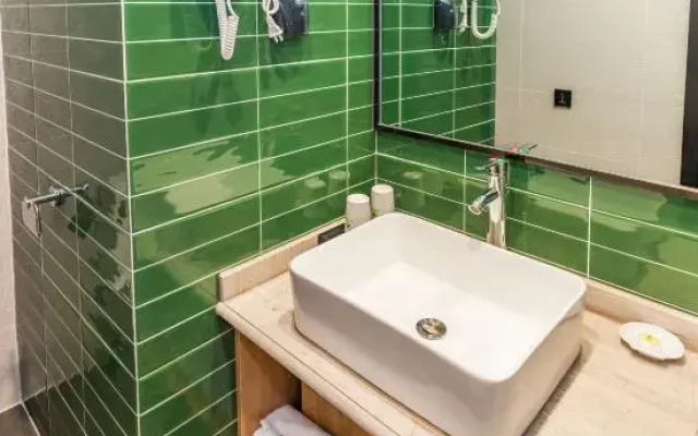 GreenTree Inn Zhixun (Dalian Zhoushuizi Airport Xinzhaizi Metro Station)