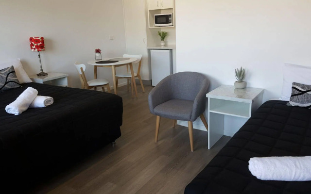 Aza Motel