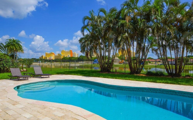 Golfview - Short Term Rental Certified by Weston. Private & Sanitized, Perfect for Social Distancing & Working From Home. Self Check-in. Private Pool, Pet Friendly. Super-host Support