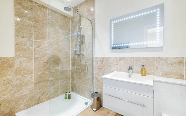 Luxury 3 Bedroom Apartment with Parking