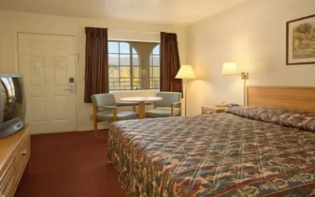 Upper Lake Inn and Suites