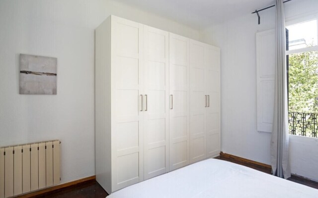 Spacious 4 Bed Apt Close To Sagrada Familia Temple