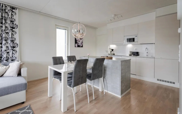 Spacious 2BR Apt - Lake View & Sauna