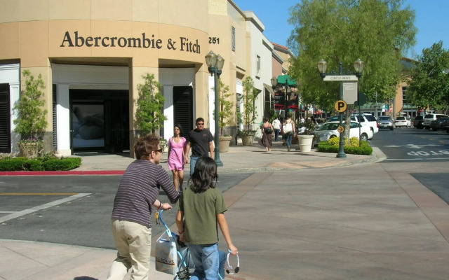 Best Western Valencia/Six Flags Inn & Suites