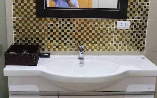 Luxe Paradise Suites Dich Vong Hau
