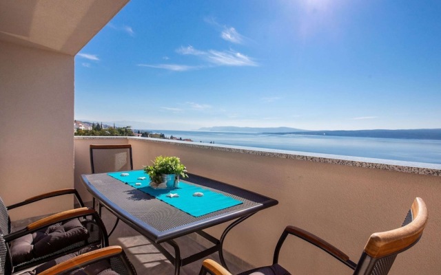 Charming Villa in Dramalj with Hot Tub