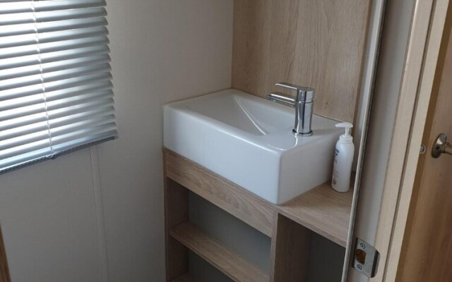 The Sea Breeze - Captivating Caravan in Camber