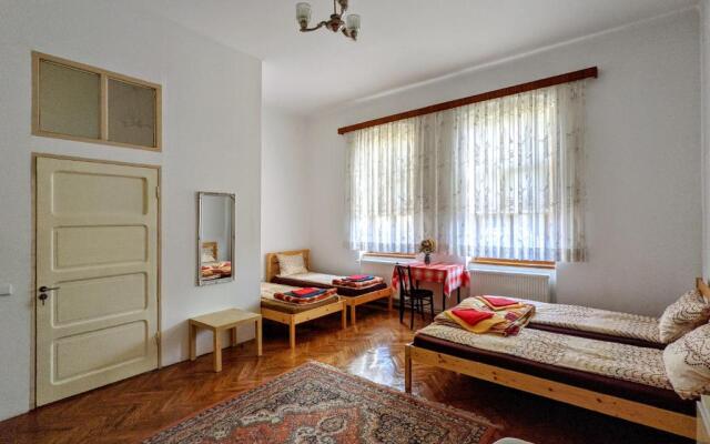 Gästehaus Honigberg next to the Fortified Church of Harman