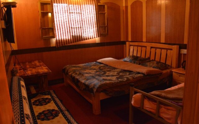 Shangri La Gold Year Youth Hostel