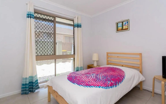 Lowset home on the canal - Dolphin Dr, Bongaree