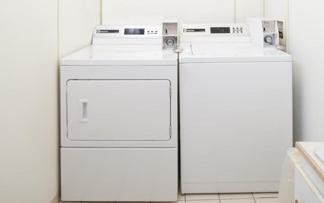 Sunset Inn & Suites - Lincoln Airport