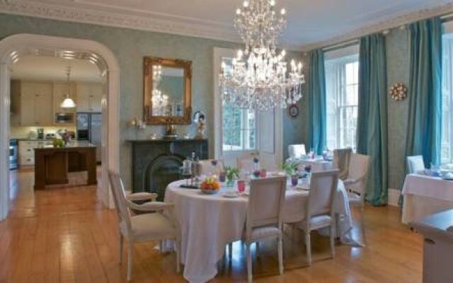 Maplehurst Manor Accomodations