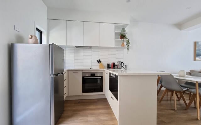Brand New House by Botany - Parking