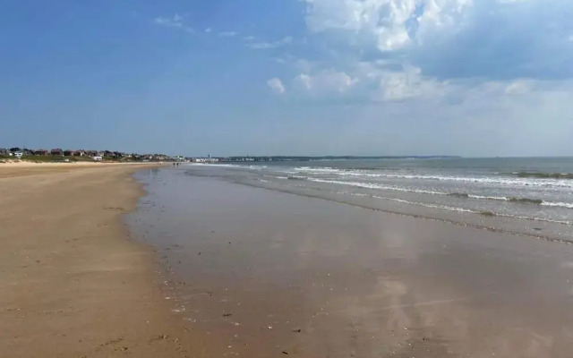 Seasideescape-2br-sleeps4-parking-petsok-fireplace