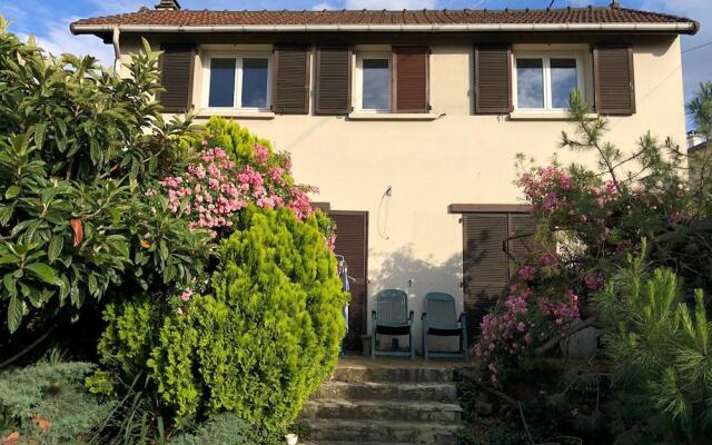 Studio In Villejuif With Wonderful City View Furnished Garden And Wifi 300 Km From The Beach