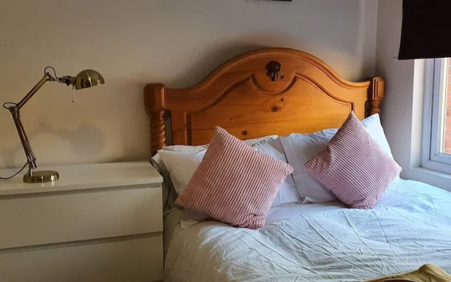 Room in Guest Room - Nice Large Room in Coventry