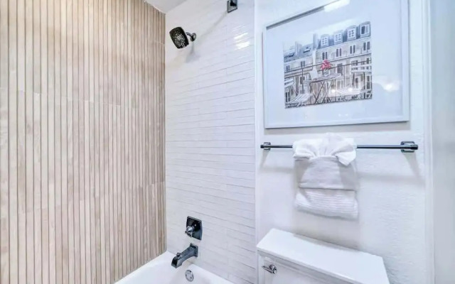 Luxurious Riverfront Condo Just 1 Blk to Schlitterbahn!