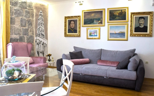 Split Theatre Apartments