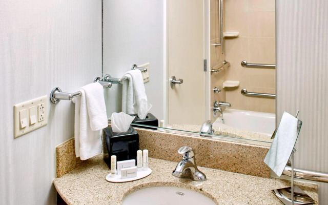 Courtyard by Marriott Hamilton