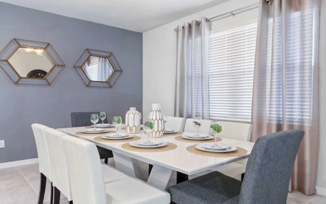 Extraordinary 5BR Private Pool Near Disney Area!