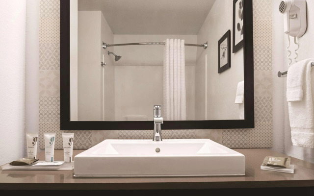 Country Inn & Suites by Radisson, Cottage Grove, MN