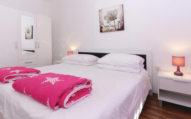 Nice Home in Podstrana With Wifi and 1 Bedrooms