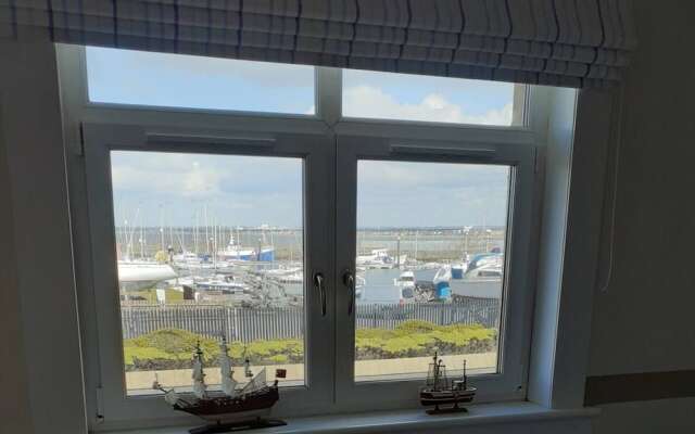 Marina View, Lovely Upper 3 Bedroom Apartment