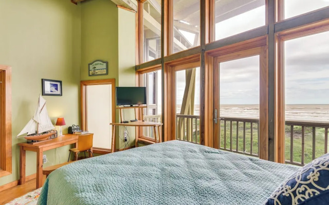 Oceanfront Home w/ Beach Access in Galveston