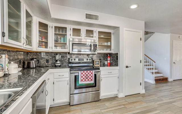 Glendale Gem: Outdoor Pool Table & Kitchen!