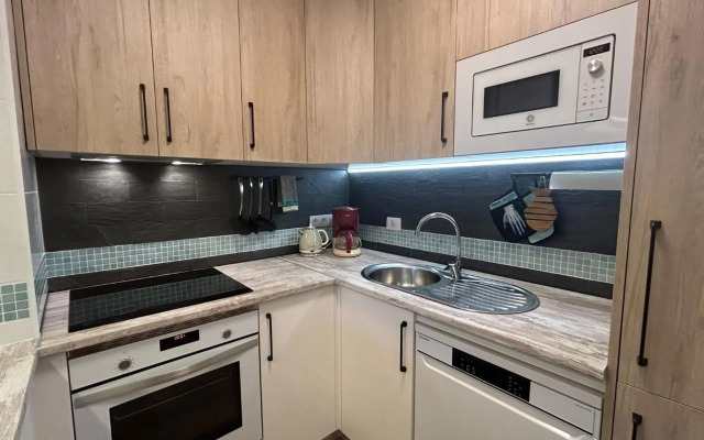 Hübsche Ferienwohnung mit 2 Schlafzimmern, Pool und WLAN, Strandnähe