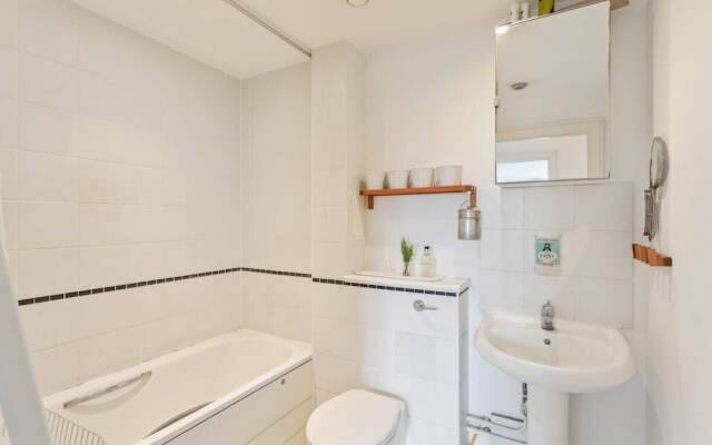 Amazing 2 Bed Apt W/balcony nr Stoke Newington