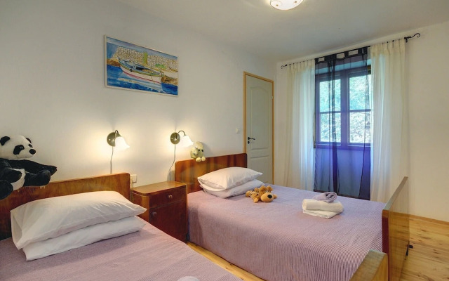 Villa in Batlug With Private Pool